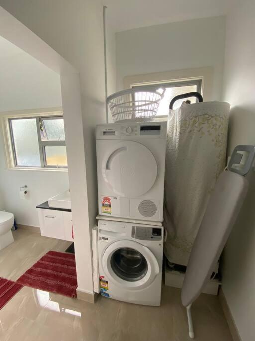 Sunny Apartment In Central Karori 웰링턴 외부 사진