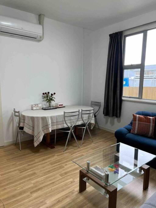 Sunny Apartment In Central Karori 웰링턴 외부 사진